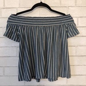 🌻American Eagle Striped Off the Shoulder Top